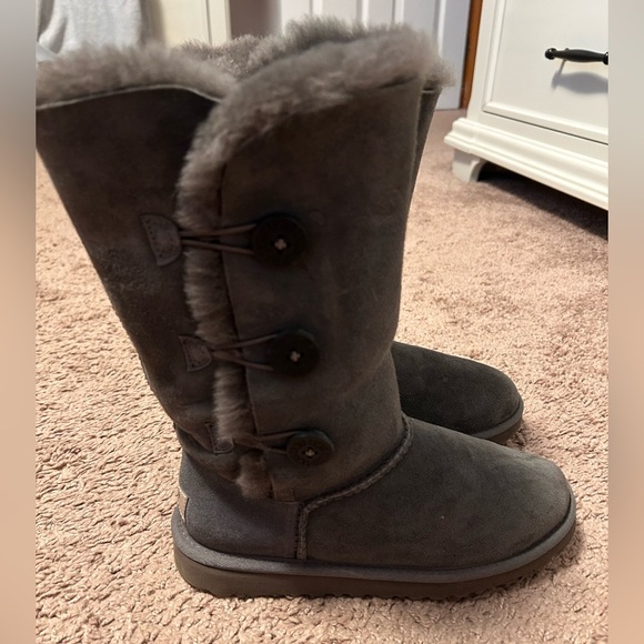 Girls UGG Bailey Button Triplet II Boot - Picture 5 of 6
